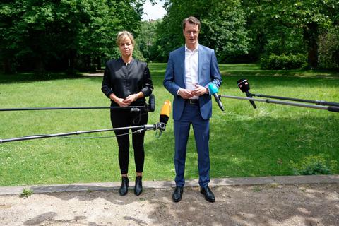 Könnten bald im Team regieren: Mona Neubaur, Vorsitzende der Grünen in Nordrhein-Westfalen, und NRW-Ministerpräsident Hendrik Wüst (CDU). Foto: dpa