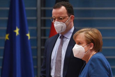 Kanzlerin Angela Merkel stellte sich ausdrücklich hinter Gesundheitsminister Jens Spahn (CDU), der unter anderem vom Koalitionspartner SPD wegen der Impfpolitik kritisiert wird. Foto: dpa