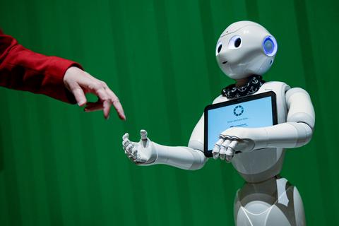 Ein Roboter interagiert beim „Speed Dating mit KI“ im Hammerbrooklyn Digital Campus mit einer Frau. Künstliche Intelligenz weckt die Hoffnungen auf ein neues goldenes Informations-Zeitalter.