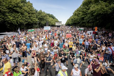 Tausende Menschen, kein Abstand: So präsentierte sich die Kundgebung in Berlin auf der Straße des 17. Juni. Foto: dpa