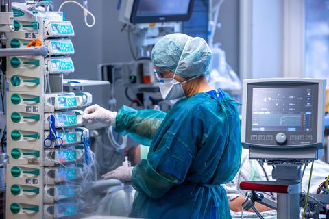 Ärzte und Pflegekräfte betreuen Patienten auf einer Intensivstation.