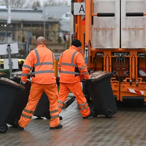 Die Gewerkschaften dbb und Verdi fordern für die Beschäftigten im öffentlichen Dienst 10,5 Prozent mehr Einkommen, mindestens aber 500 Euro mehr im Monat.