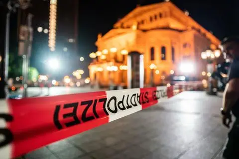 Mit Flatterband abgesperrt und menschenleer ist nach 1 Uhr der Platz vor der Alten Oper. Erstmals galt an diesem Wochenende ab Mitternacht ein Betretungsverbot für den Opernplatz, auf dem es vor einer Woche zu Krawallen gekommen war.  Foto: Frank Rumpenhorst/dpa
