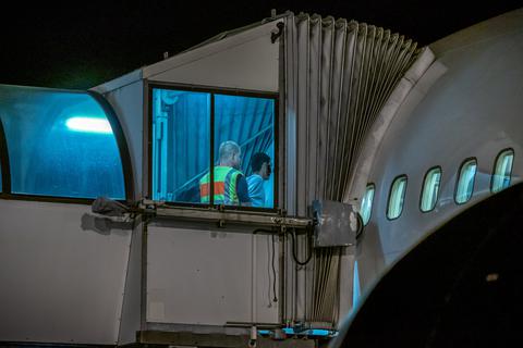 Polizeibeamte begleiten einen Afghanen auf dem Flughafen Leipzig-Halle in ein Charterflugzeug. Deutschland schiebt vorerst keine Menschen mehr nach Afghanistan ab.  Foto: Michael Kappeler/dpa