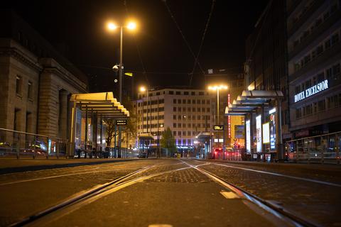 Die Corona-Notbremse sorgt wie hier in Frankfurt nachts für leere Straßen. Foto: dpa