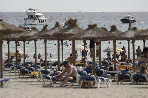 Strandimpressionen aus Spanien: Aus dem beliebten Urlaubsziel der Deutschen bringen Urlaubsrückkehrer derzeit häufig Corona-Infektionen mit nach Hause. Foto: dpa