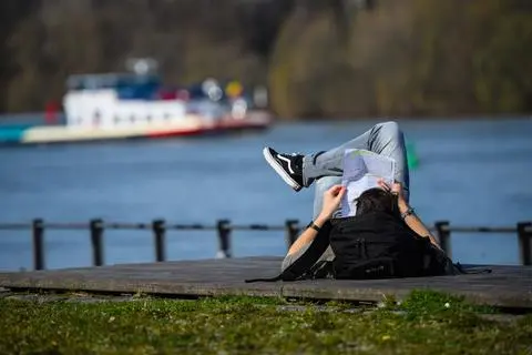 Die warmen Temperaturen locken ins Freie - wie hier in Mainz.