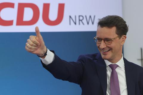 Der bisherige NRW-Ministerpräsident und CDU-Spitzenkandidat für die Landtagswahl in Nordrhein-Westfalen, Hendrik Wüst, steht bei der Wahlparty seiner Partei auf der Bühne und reckt den rechten Daumen nach oben. In Nordrhein-Westfalen fanden am Sonntag die Wahlen zum 18. Landtag statt.  Foto: dpa