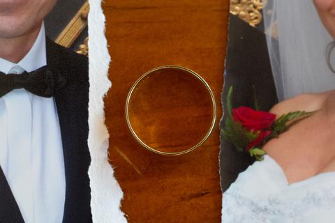 Zerrissenes Hochzeitsfoto, abgelegter Ring. In der Corona-Pandemie haben sich etwas weniger Menschen in Deutschland scheiden lassen, also noch in den Vorjahren. Symbolfoto: dpa