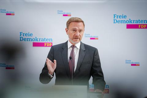 Bundesfinanzminister Christian Lindner beharrt auf der Einhaltung der Schuldenbremse.  Foto: dpa