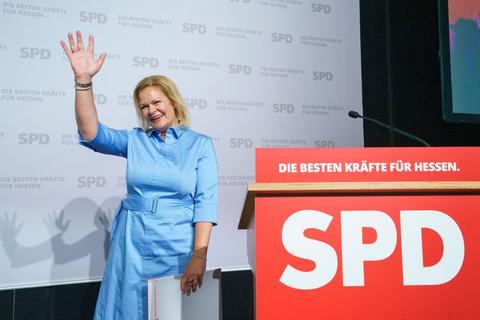 Gruß an die Delegierten in Hanau: Nancy Faeser winkt auf dem Landesparteitag. Unter dem Motto „Die besten Kräfte für Hessen“ startet die Hessen-SPD auf ihrem Parteitag in den Wahlkampf für die Landtagswahl im Oktober.