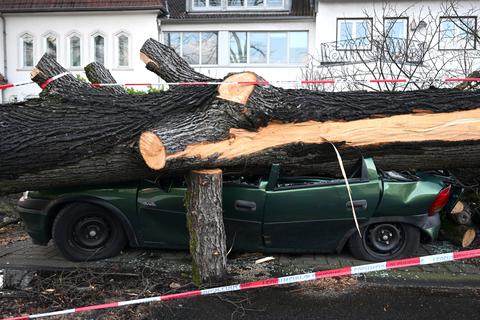 In Teilen Deutschlands - wie hier in Norsrhein-Westfalen - hat das Sturmtief Antonia schwere Schäden hinterlassen. Foto: dpa/Federico Gambarini