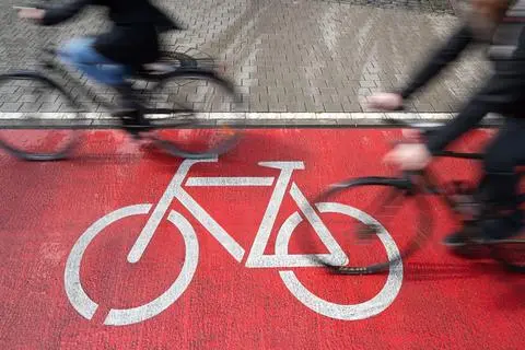 Auf der Weinheimer Landstraße soll es immer wieder Radfahrer geben, die den ausgewiesenen Radweg missachten und auf der Fahrspur für Pkw fahren. Der Stadtrat hat bereits im Januar eine Untersuchung der Radverkehrsführung beschlossen.