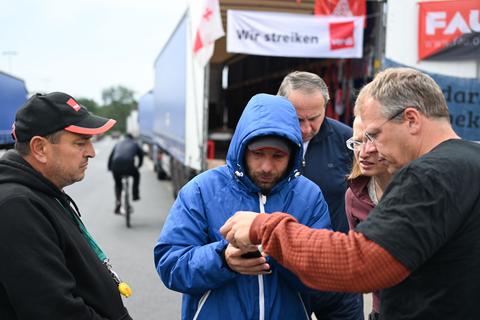 Angespannte Lage: Der niederländische Gewerkschafter Edwin Atema (rechts) spricht mit den Lkw-Fahrern.