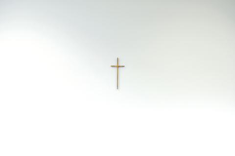 Ein an einer Wand befestigtes Kreuz. Foto: dpa