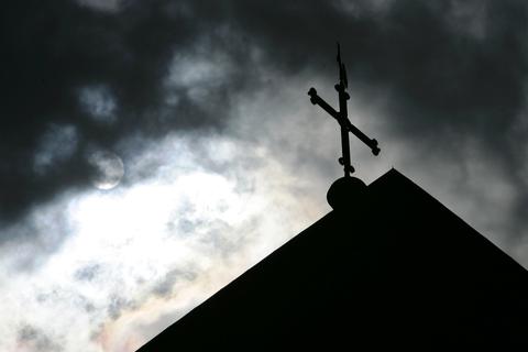Dunkle Wolken über einem Gotteshaus. Symbolfoto: dpa