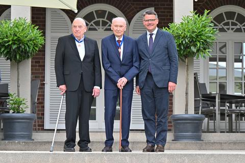 Ministerpräsident Boris Rhein (rechts) mit den beiden Trägern des Hessischen Verdienstordens Gerahd Wiese (links) und Johannes Warlo.  