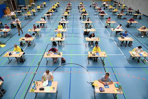 Abschlussprüfungen finden 2021 statt – hier eine Deutsch-Abiturprüfung im baden-württembergischen Ravensburg. Foto: dpa