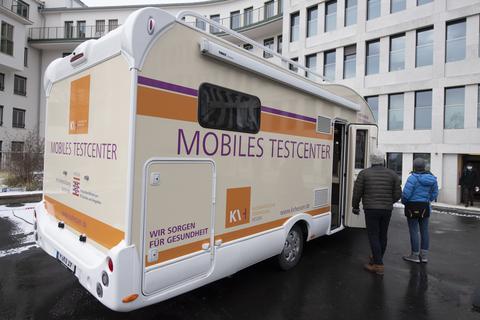 Ein mobiles Testlabor der Kassenärztliche Vereinigung zur Durchführung von Corona-Tests wird vor dem Sozialministerium in Wiesbaden vorgestellt. Foto: Boris Roessler/dpa