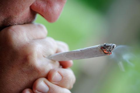 Einen Joint zu rauchen wie dieser Mann könnte für Erwachsene bald legal werden. Experten sehen die geplante Legalisierung der Ampel-Koalition kritisch.  Archivfoto: epd