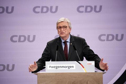 Ministerpräsident Volker Bouffier (CDU) nach dem bundesweiten Impfgipfel. Foto: dpa