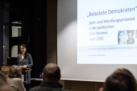 Sabine Schneider stellte ihre Dissertation „Belastete Demokraten. Hessische Landtagsabgeordnete der Nachkriegszeit zwischen Nationalsozialismus und Liberalisierung“ vor.