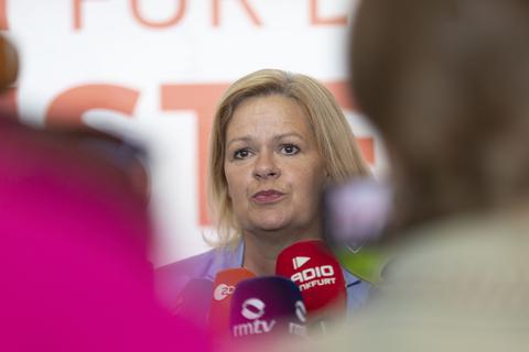 Wahlkampftermin Anfang der Woche in Hessen: SPD-Spitzenkandidatin Nancy Faeser stellt in Frankfurt Inhalte und Optik der Kampagne vor.