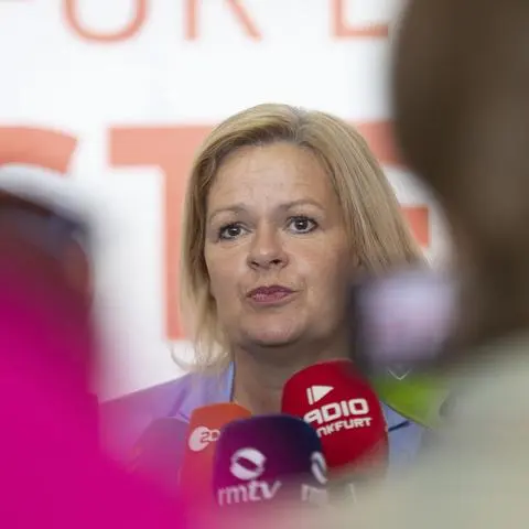 SPD-Spitzenkandidatin Nancy Faeser und der SPD-Generalsekretär Christoph Degen stellen in Frankfurt Inhalte und Optik der Kampagne vor.