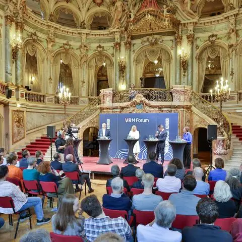 Beeindruckende Kulisse: Das VRM-Triell zur Landtagswahl in Hessen mit Boris Rhein (CDU), Nancy Faeser (SPD) und Tarek Al-Wazir (Grüne) im Foyer des Wiesbadener Staatstheaters.