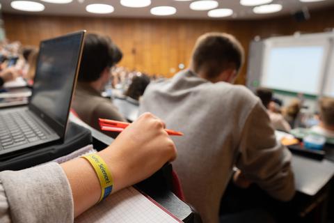 Studenten und Studentinnen in einer Vorlesung. Viele Vorlesungen und Seminare finden wieder in Präsenz statt - unter 3G-Regeln.  Symbolfoto: dpa