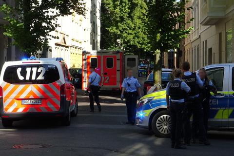 Polizeibeamte sichern einen Einsatzort in der  Holsteiner Straße. Ein 16-Jähriger ist  durch einen oder mehrere Schüsse von Polizisten tödlich verletzt worden.  Foto: Markus Wüllner/ Video-Line TV /dpa