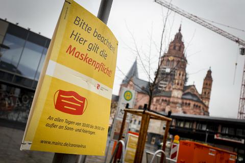 Schilder weisen in der Mainzer Innenstadt auf die Maskenpflicht hin. Archivfoto: Sascha Kopp