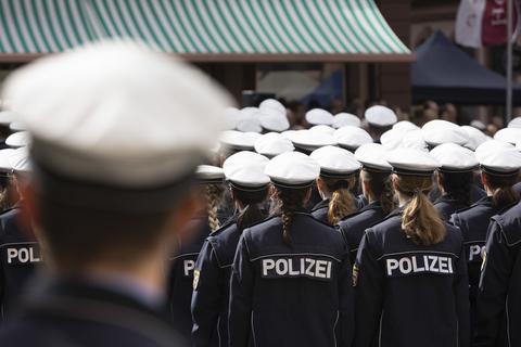 Vier rheinland-pfälzische Polizisten sollen zwischen 2018 und 2021 rassistische Chatnachrichten verschickt haben. Weitere Polizisten könnten von diesen Nachrichten Kenntnis gehabt haben, ohne diese zu melden.