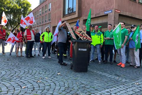 Ab in die Tonne: Die Gewerkschaft der Polizei hatte mit Unterstützung der Gewerkschaft Erziehung und Wissenschaft (GEW) und der Gewerkschaft Verdi zu einem Protest gegen die Kostendämpfungspauschale vor dem Landtag in Mainz aufgerufen. Foto: Aaron Neumann