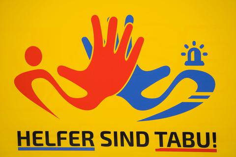 Das Logo der Kampagne «Helfer sind Tabu!». Die Gewalt gegen Einsatzkräfte von Rettungsdiensten und Feuerwehr hat in Rheinland-Pfalz in den vergangenen Jahren zugenommen.  Foto: dpa