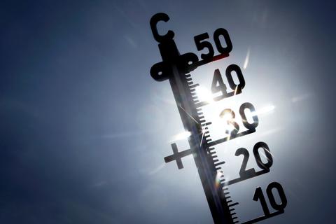 Ein Thermometer in praller Sonne.  Symbolfoto: dpa