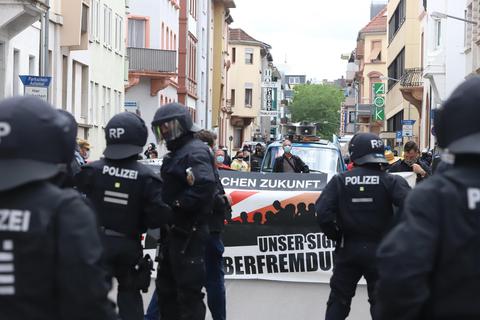 Nach knapp 300 Metern war Schluss: Gegendemonstranten stoppten den Marsch der Rechtsextremen. Foto: BilderKartell / Andreas Stumpf
