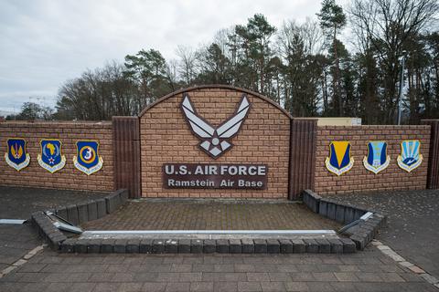 Das Symbol der Ramstein Air Base der U.S. Air Force. Mehr als 20 Länder haben nach US-Angaben bislang ihre Teilnahme an der Ukraine-Konferenz zugesagt, die am kommenden Dienstag auf dem US-Luftwaffenstützpunkt Ramstein geplant ist. Foto: dpa