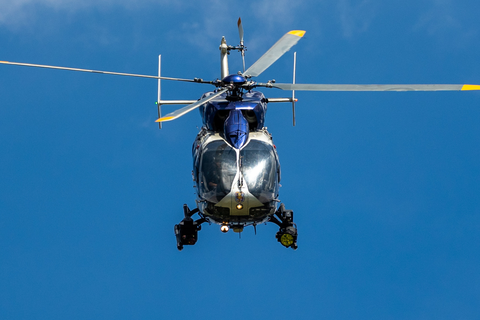 Polizeihubschrauber, hier eine Maschine der Polizei Hessen, sind in der Regel mit außen montierten Kamerasystemen ausgestattet, mit denen Luftaufnahmen gemacht werden können.  Foto: Lukas Görlach