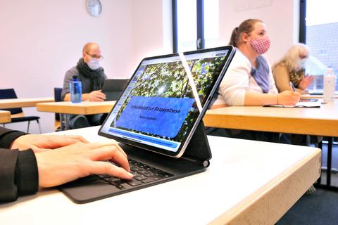 „Teach the Teacher“: Am WBZ in Ingelheim macht der Landkreis seine Lehrer fit für das Unterrichten mit i Pads und Apple-Software. Foto: Thomas Schmidt