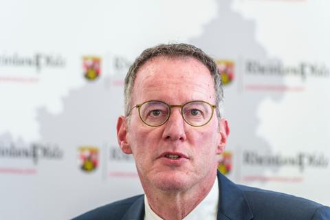Michael Ebling (SPD), Innenminister von Rheinland-Pfalz, spricht auf einer Pressekonferenz.