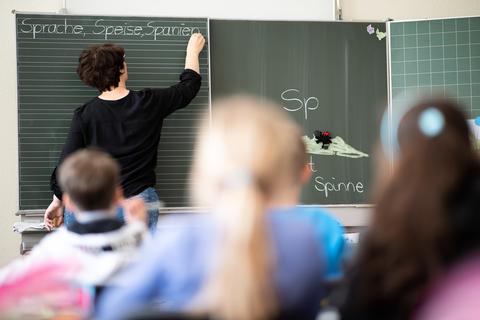 Lehrer in Rheinland-Pfalz werden immer häufiger Opfer von psychischer oder körperlicher Gewalt, wie eine Studie zeigt.  Archivfoto: Sebastian Gollnow/dpa 