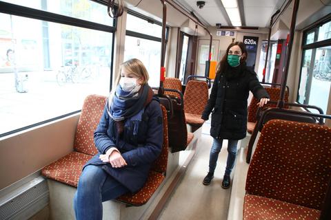 Fahrgäste mit Masken im Bus: Das wird auch für Rheinland-Pfalz gefordert. Foto: dpa