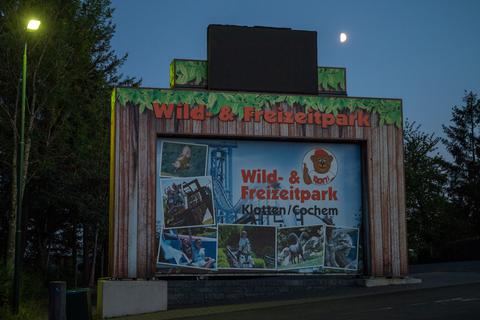 Ein Schild in der Nähe des Eingangs weist auf Ein- und Ausgang des Wild-und Freizeitparks hin. Dort ist eine Frau aus dem Saarland auf einer Achterbahn tödlich verunglückt. Foto: dpa
