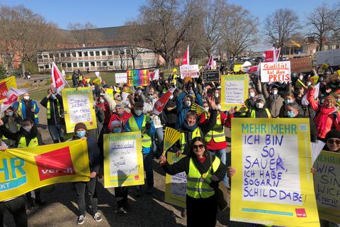Unterbezahlt und unterbesetzt - Beschäftigte aus Kitas demonstrieren in Mainz.  Foto: Harald Kaster