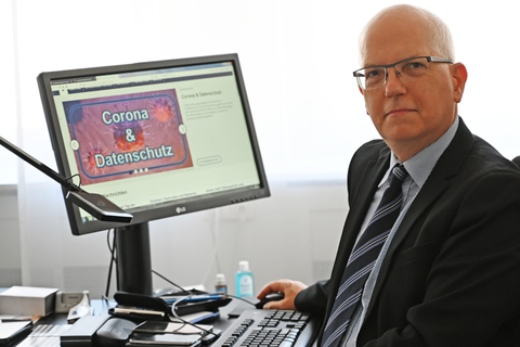 Der rheinland-pfälzische Datenschutzbeauftrage Dieter Kugelmann in seinem Büro. Foto: Peter Zschunke / dpa 