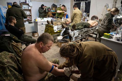 In einem ukrainischen Feldlazarett nahe Bachmut werden verwundete Soldaten behandelt.