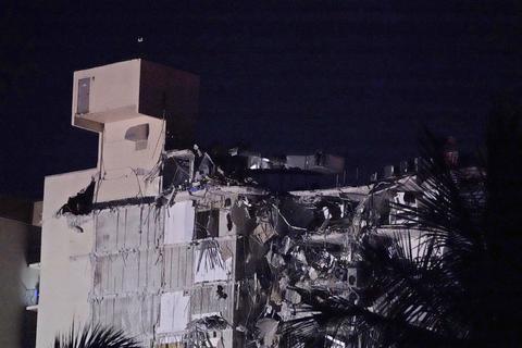 Nahe Miami Beach im US-Bundesstaat Florida ist ein mehrstöckiges Wohnhaus teilweise eingestürzt. Es seien mehr als 80 Einheiten im Einsatz, teilte die Feuerwehr in der Nacht auf Twitter mit. Foto: dpa 