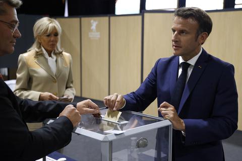 Emmanuel Macron, Präsident von Frankreich, und seine Frau Brigitte geben in einem Wahllokal ihre Stimmen in der ersten Runde der französischen Parlamentswahl ab. Die französischen Wählerinnen und Wähler wählen bei den Parlamentswahlen die Abgeordneten. Foto: dpa