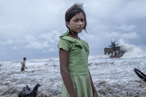Bis zu 80% der Menschen, die aufgrund von klimabedingten Katastrophen fliehen, sind laut der UNO-Flüchtlingshilfe Frauen. Die Organisation hält in einem Bericht fest, dass vor allem Frauen auf der Flucht häufiger Opfer von körperlicher und sexualisierter Gewalt, Zwangsprostitution und Ausbeutung werden.